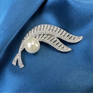 Crystal white faux Pearl brooch NEW